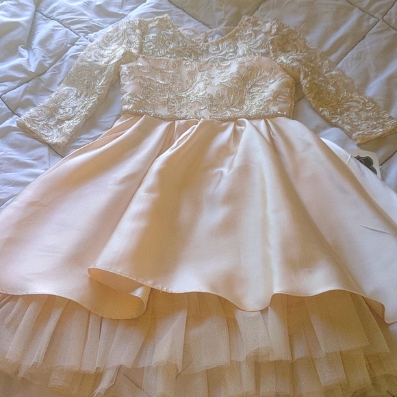 A beautiful formal Chantilly place girls dress size 6 NWOT.